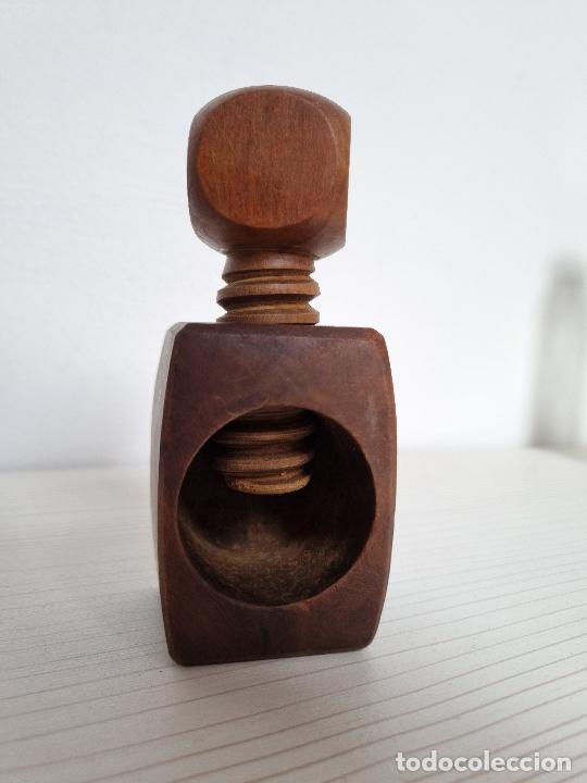 Antig&uuml;edades: CASCANUECES MADERA - Foto 2