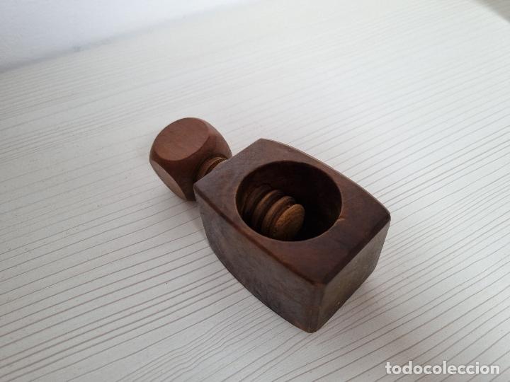Antig&uuml;edades: CASCANUECES MADERA - Foto 4
