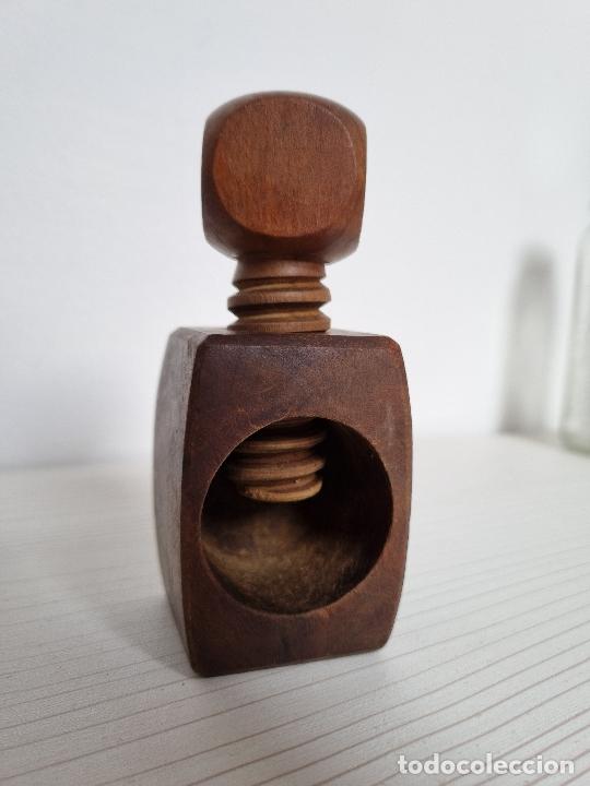 Antig&uuml;edades: CASCANUECES MADERA - Foto 1