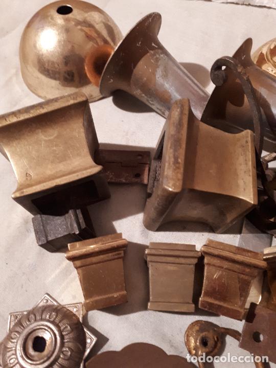 Antig&uuml;edades: Lote de objetos de metal. - Foto 2