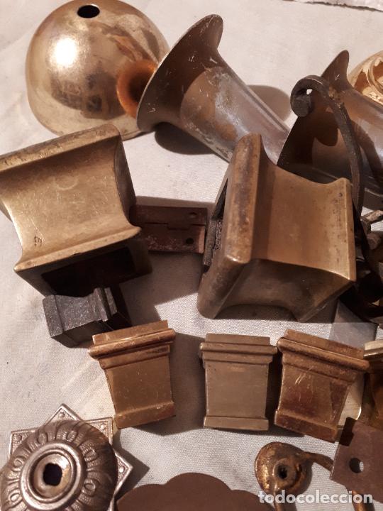 Antig&uuml;edades: Lote de objetos de metal. - Foto 3