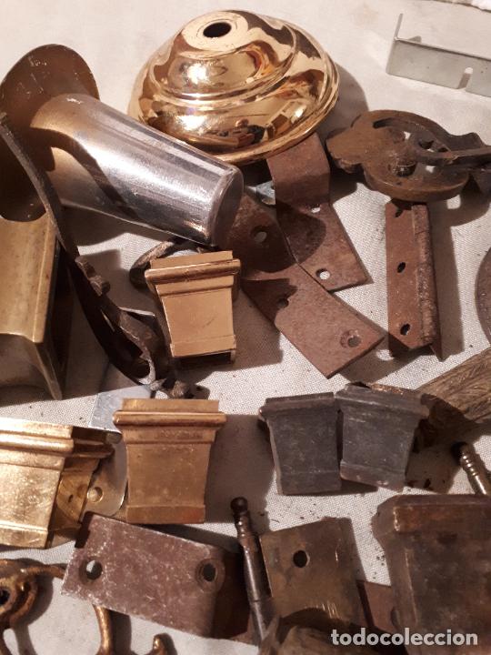 Antig&uuml;edades: Lote de objetos de metal. - Foto 4
