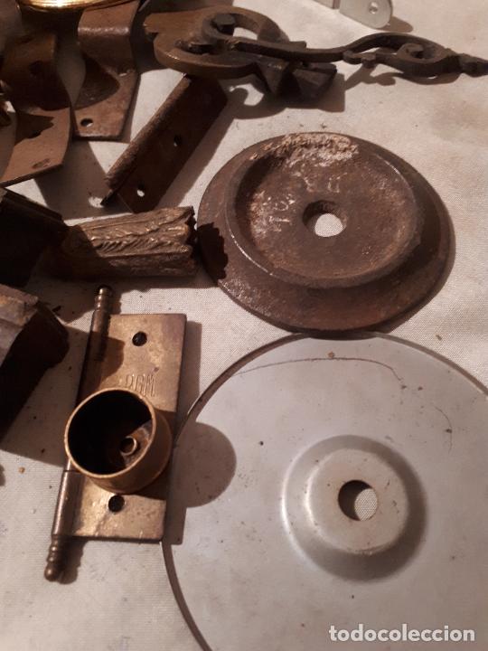 Antig&uuml;edades: Lote de objetos de metal. - Foto 5