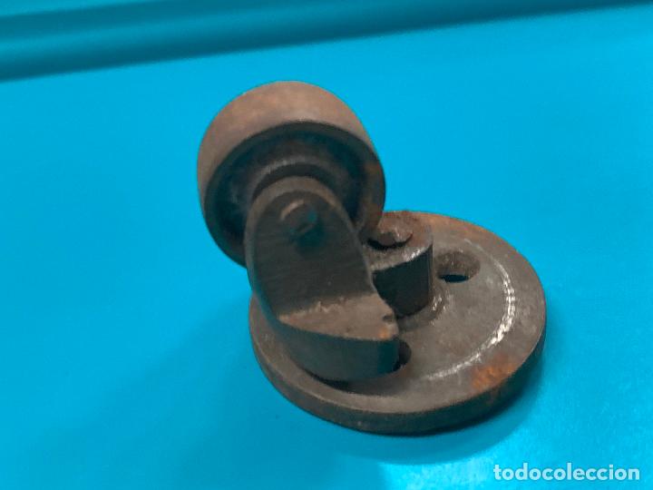 Oggetti Antichi: muy peque&ntilde;a rueda metalica, de las que iban en los pies o patas de las sillas o mesas