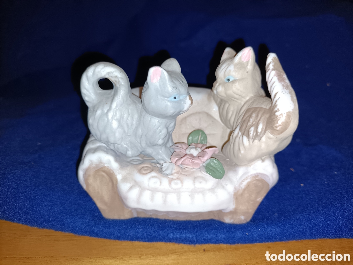 Antig&uuml;edades: Bonito biscuit de gatos. 9 x 9 x 7 cms - Foto 1