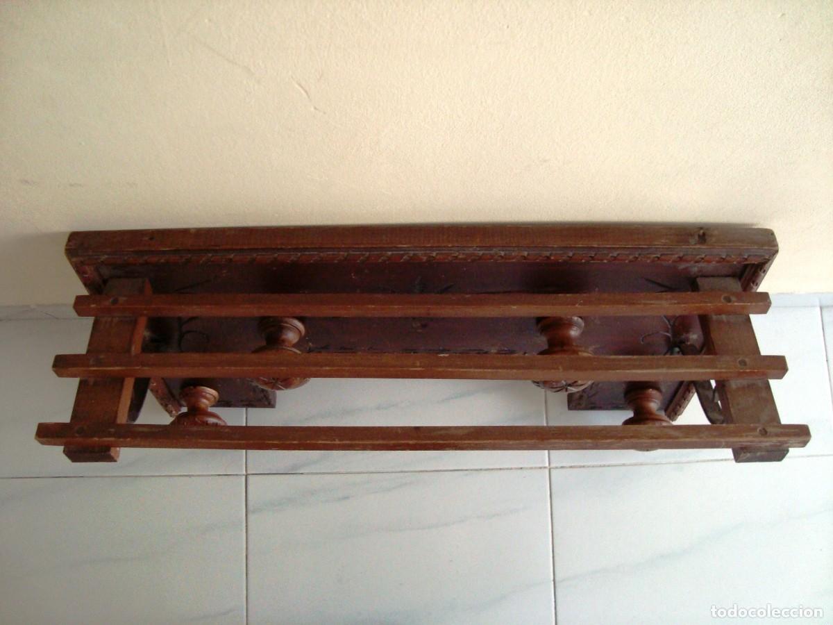 Antig&uuml;edades: PERCHERO DE MADERA TALLADA CON REPISA - R&Uacute;STICO. - Foto 4