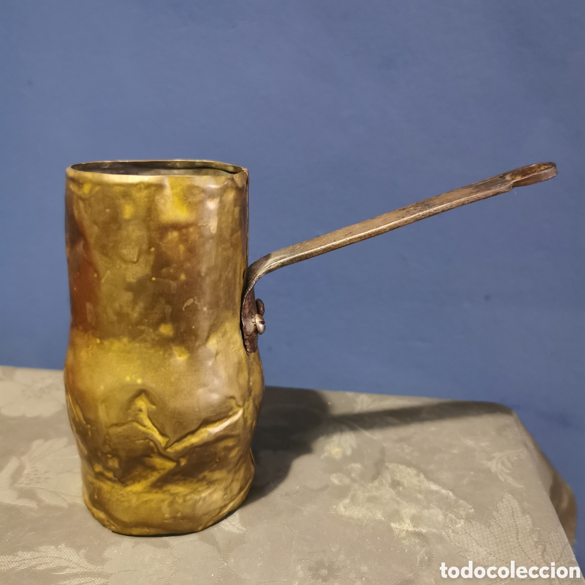 Antiquit&eacute;s: Antigua chocolatera de cobre hecha a mano con mango de hierro. Perfecta!