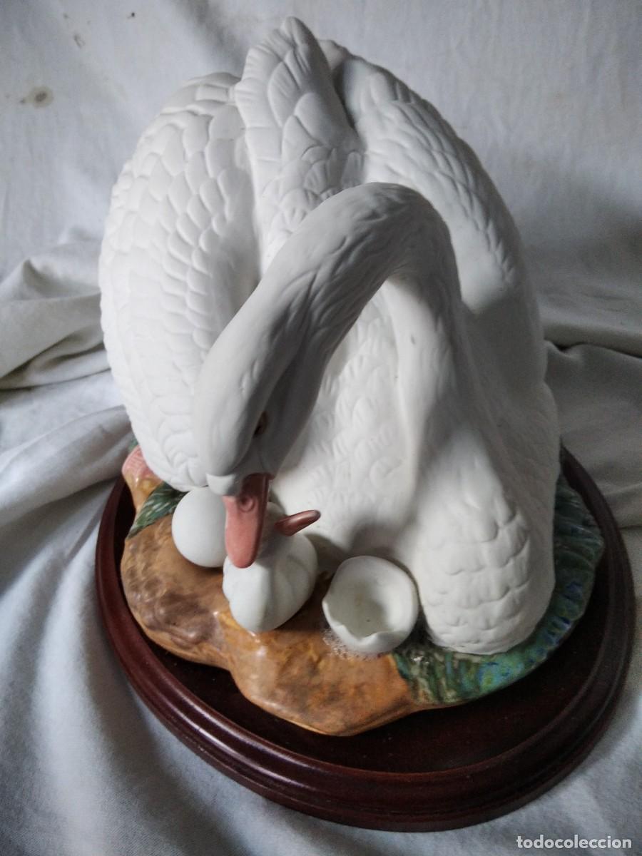 Antig&uuml;edades: GRAN BISCUIT. CISNE CON SU CISNETE. S. XX.. - Foto 1