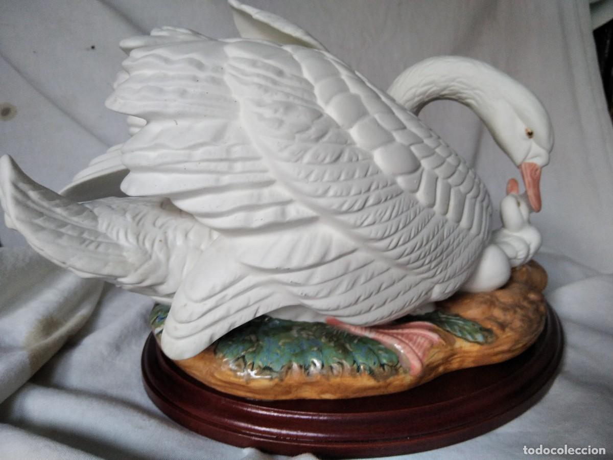 Antig&uuml;edades: GRAN BISCUIT. CISNE CON SU CISNETE. S. XX.. - Foto 2