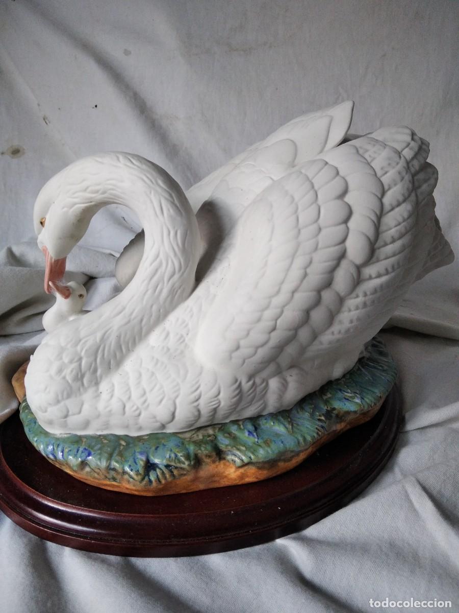 Antig&uuml;edades: GRAN BISCUIT. CISNE CON SU CISNETE. S. XX.. - Foto 3
