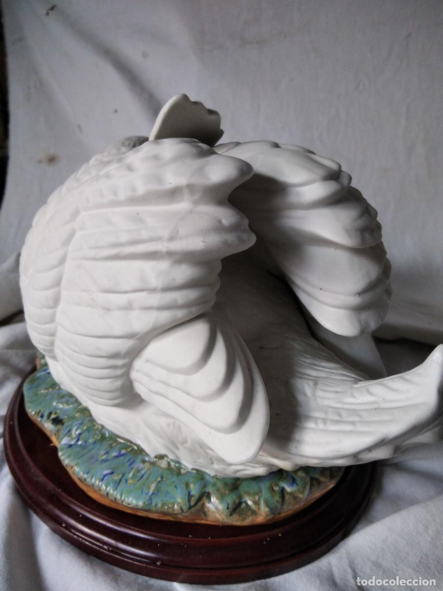 Antig&uuml;edades: GRAN BISCUIT. CISNE CON SU CISNETE. S. XX.. - Foto 4