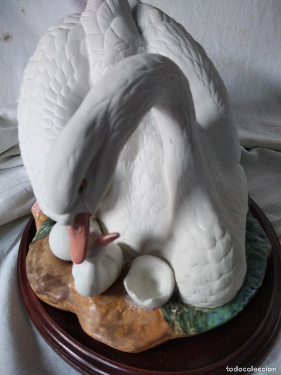 Antig&uuml;edades: GRAN BISCUIT. CISNE CON SU CISNETE. S. XX.. - Foto 5
