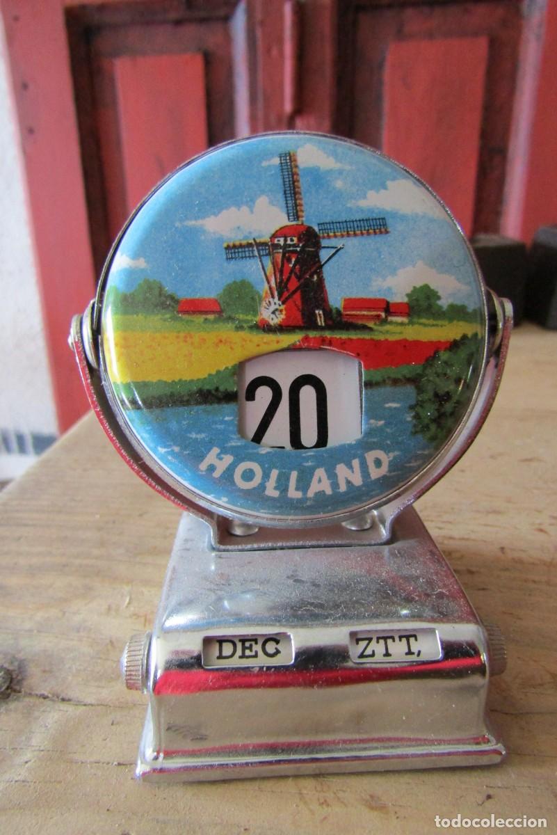 Antiques: Curioso calendario de mesa holand&eacute;s, funciona. 8cm alto x 5,8cm di&aacute;metro.