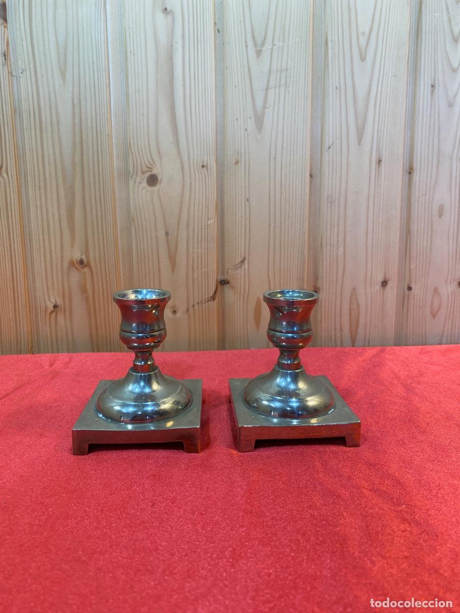 Antig&uuml;edades: PAREJA DE CANDELABROS PLATEADOS - Foto 1
