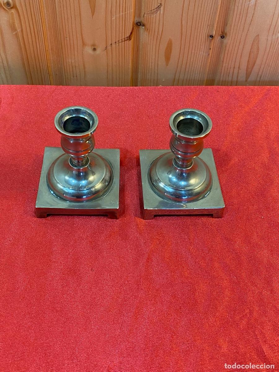 Antig&uuml;edades: PAREJA DE CANDELABROS PLATEADOS - Foto 2