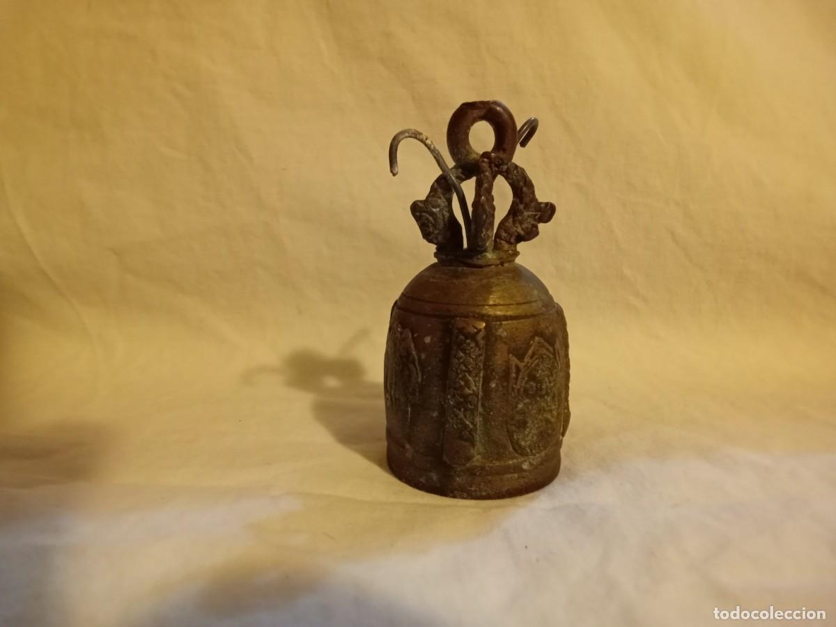 Antig&uuml;edades: campana bronce con dibujos en relieve - Foto 1