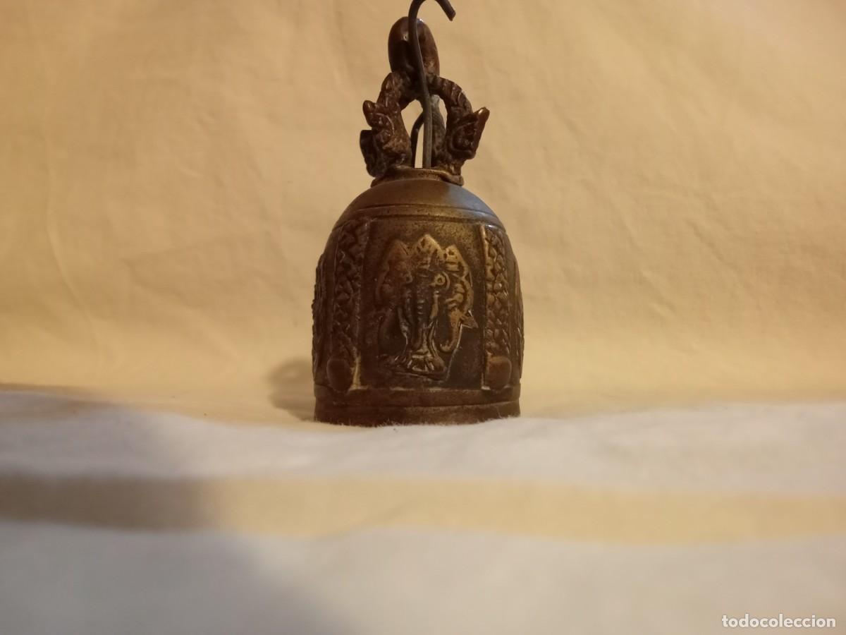 Antig&uuml;edades: campana bronce con dibujos en relieve - Foto 2