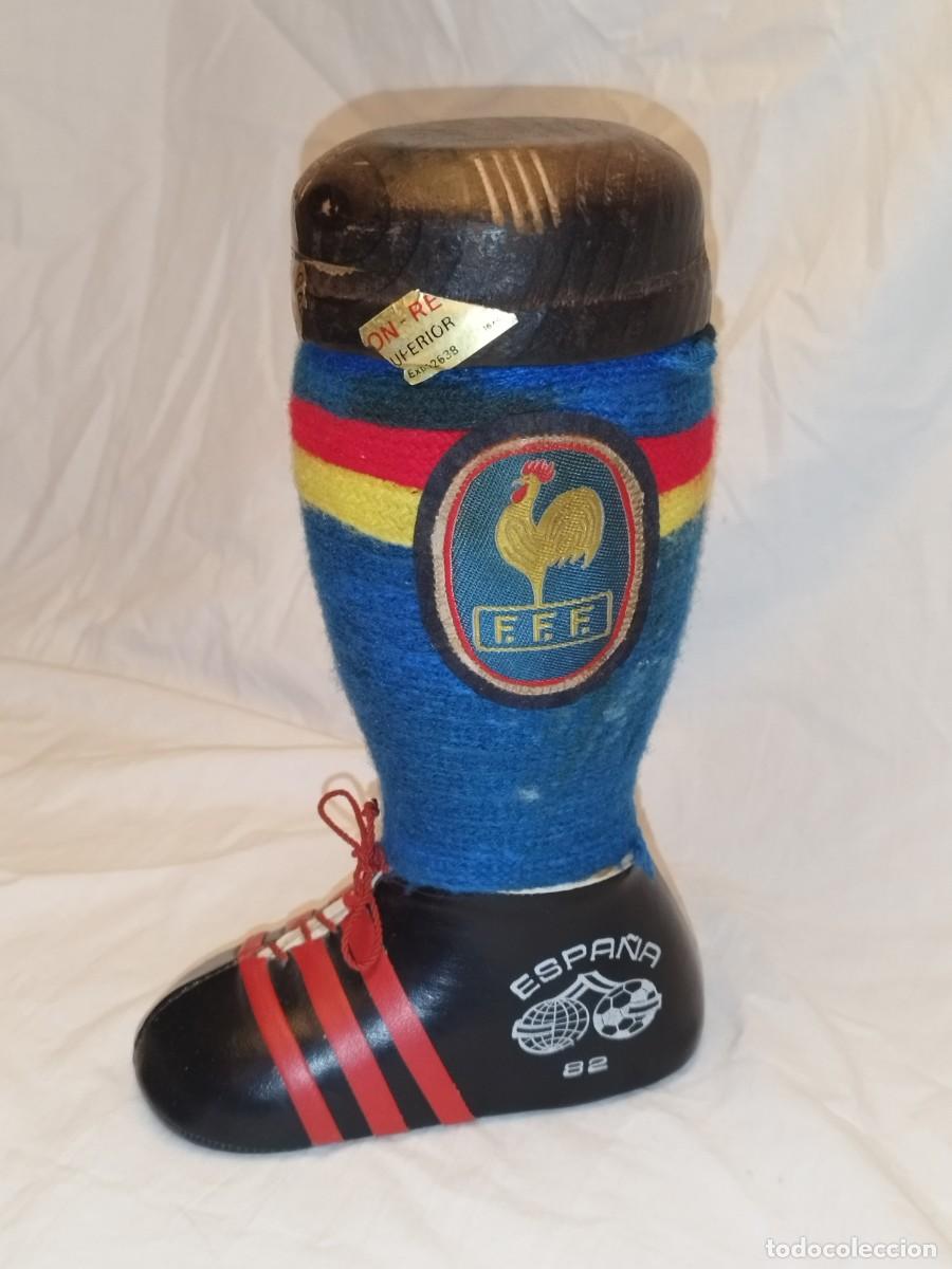 Antig&uuml;edades: Botella de cristal tela piel con tap&oacute;n de madera Mundial Futbol Espa&ntilde;a 1982 Parche F.F.F.
