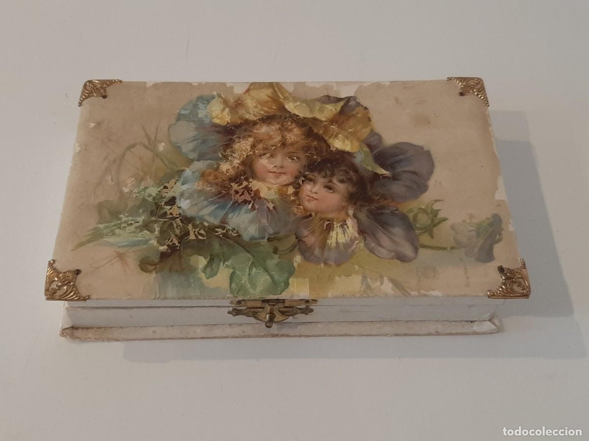 Antig&uuml;edades: CAJA ANTIGUA CON UTENSILIOS PARA COSER O BORDAR (CREO). IMPORTANTE LEER DESCRIPCI&Oacute;N.