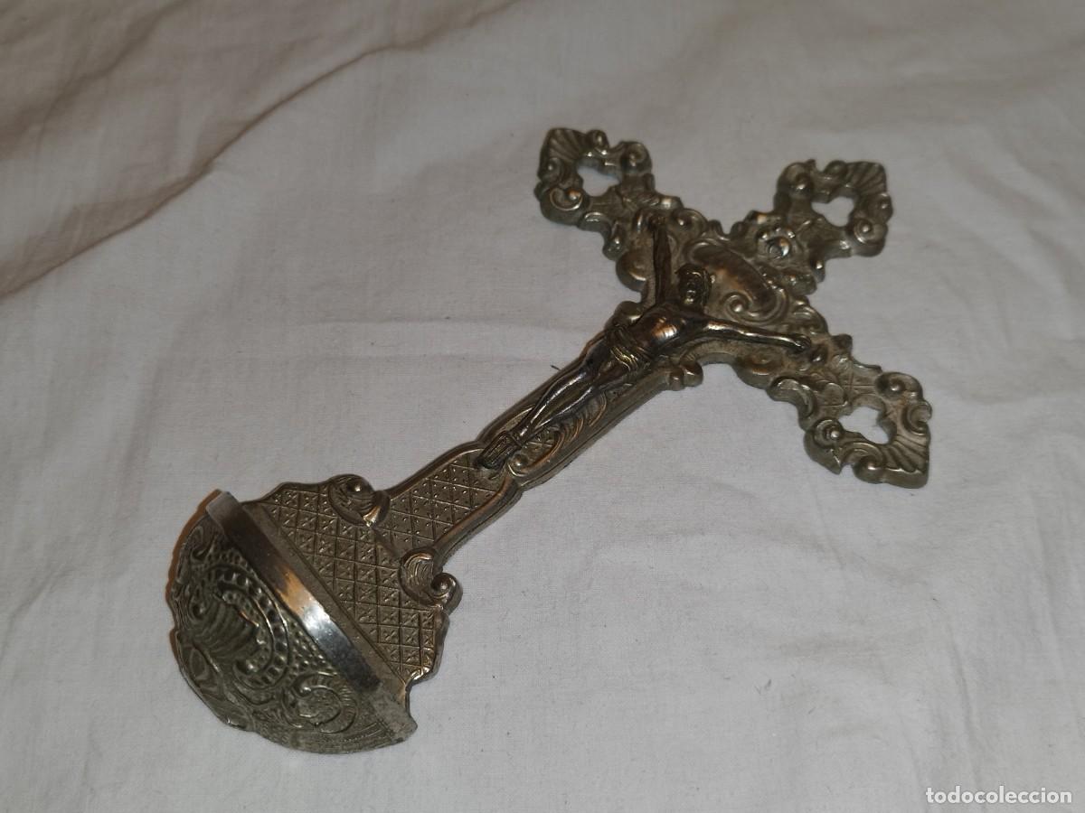 Antig&uuml;edades: Antigua benditera de metal plateado - Foto 4