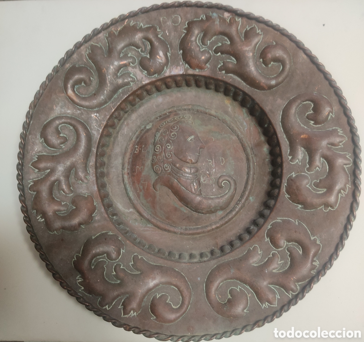 Antiguidades: Antiguo plato de metal con iniciales y fechado