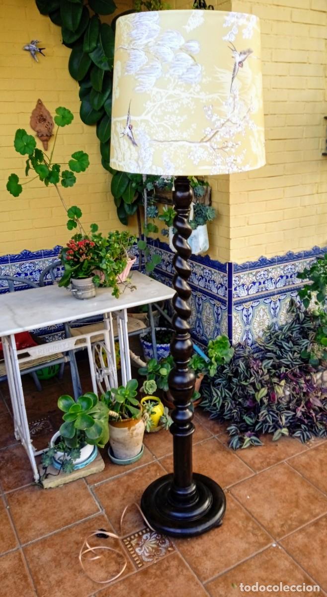 Antig&uuml;edades: L&aacute;mpara antigua de pie de madera - Foto 1