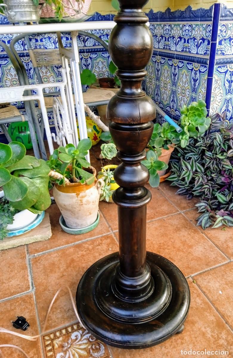 Antig&uuml;edades: L&aacute;mpara antigua de pie de madera - Foto 4