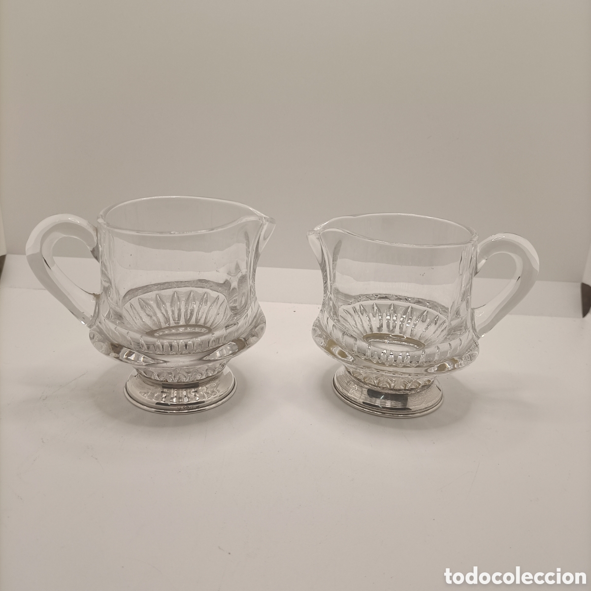 Antiquit&eacute;s: Dos jarritas en cristal y plata