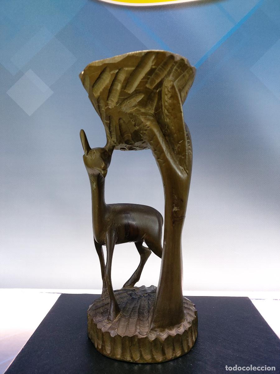 Antiques: Ligera talla en madera. Cervatillo y &aacute;rbol que sostienen un cuenco, portavelas...