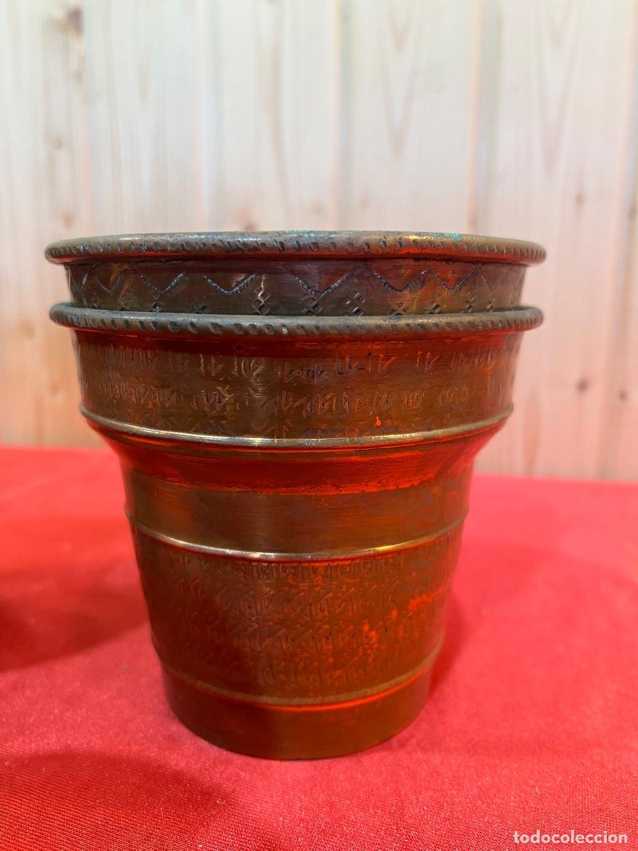 Antig&uuml;edades: LOTE DE MACETEROS DE COBRE REPUJADO - Foto 3