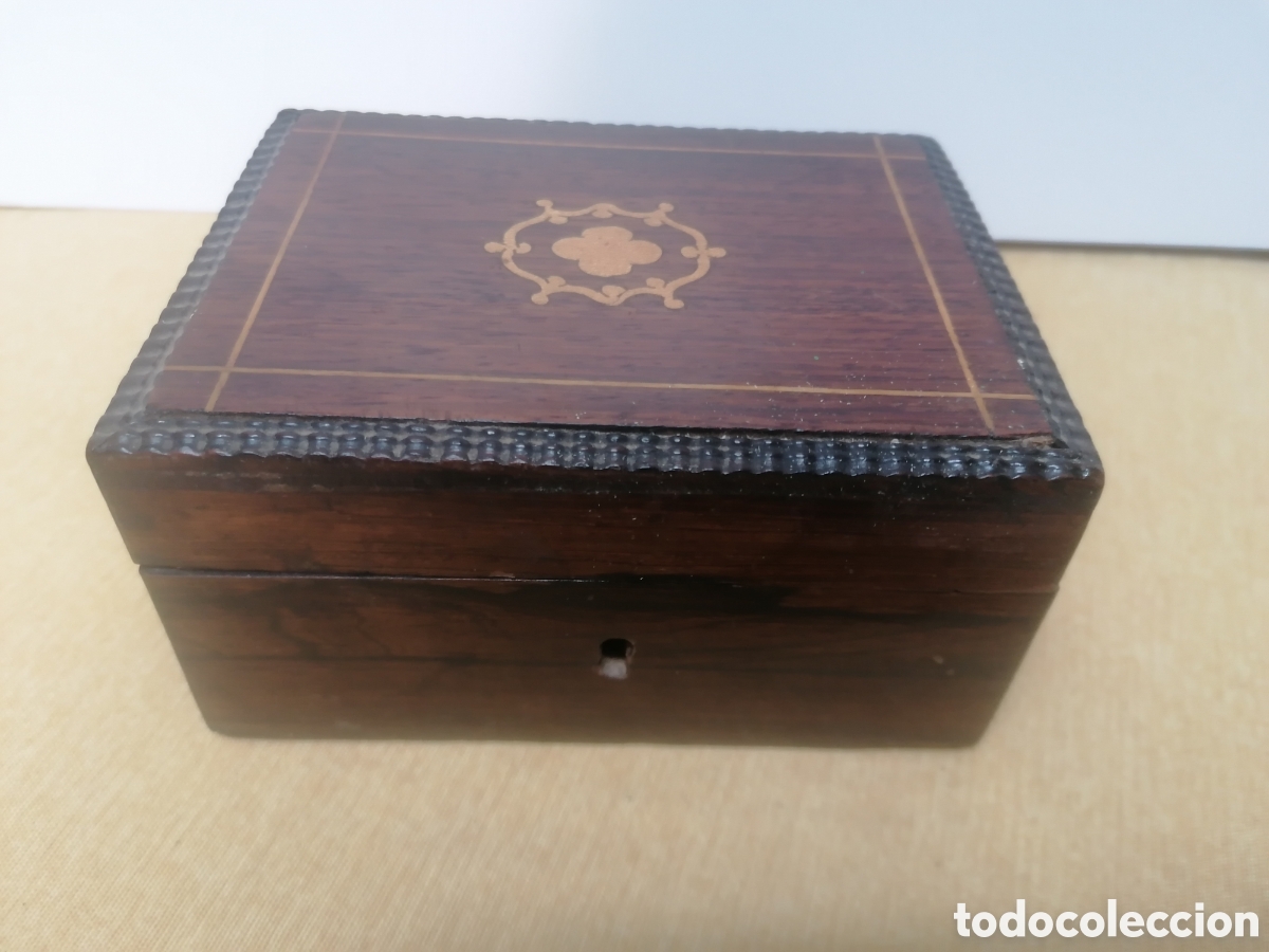 Antig&uuml;edades: Antigua caja de madera tallada y taracea. - Foto 1