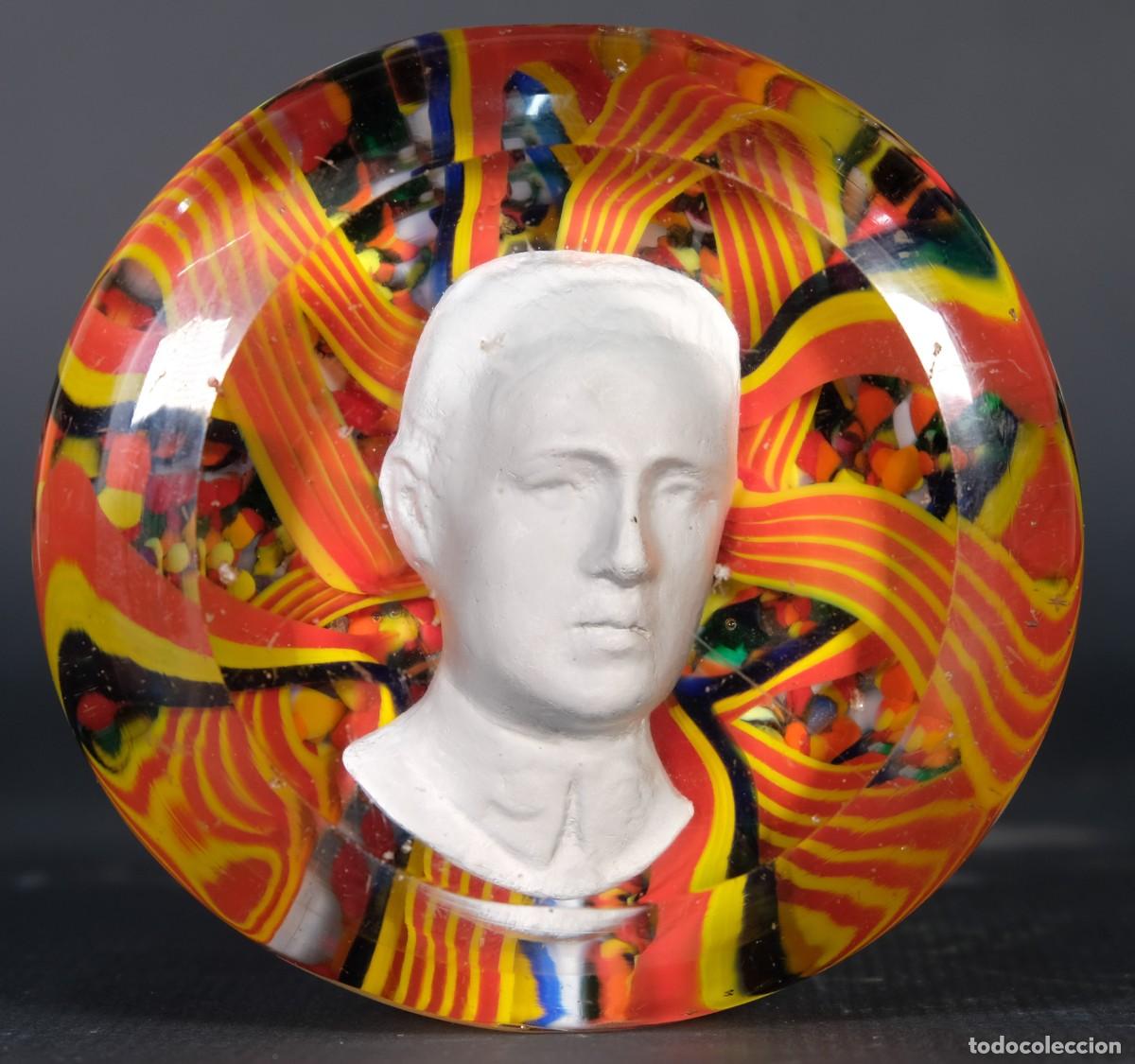 Antig&uuml;edades: Pisapapeles en cristal de Murano con busto del rey Balduino joven - Foto 1