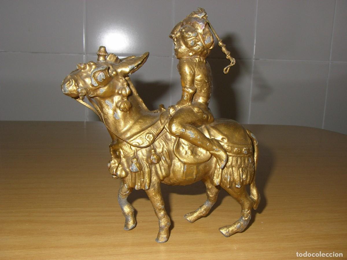 Antiques: Antigua figura de calamina pintada oro, ni&ntilde;o arreando burro. Siglo XIX, 16x14 cm.