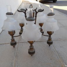 Antigüedades: LAMPARA DE BRONCE METAL CON TULIPAS DE CRISTAL EN FORMA DE QUINQUE CANDIL. Lote 387810234