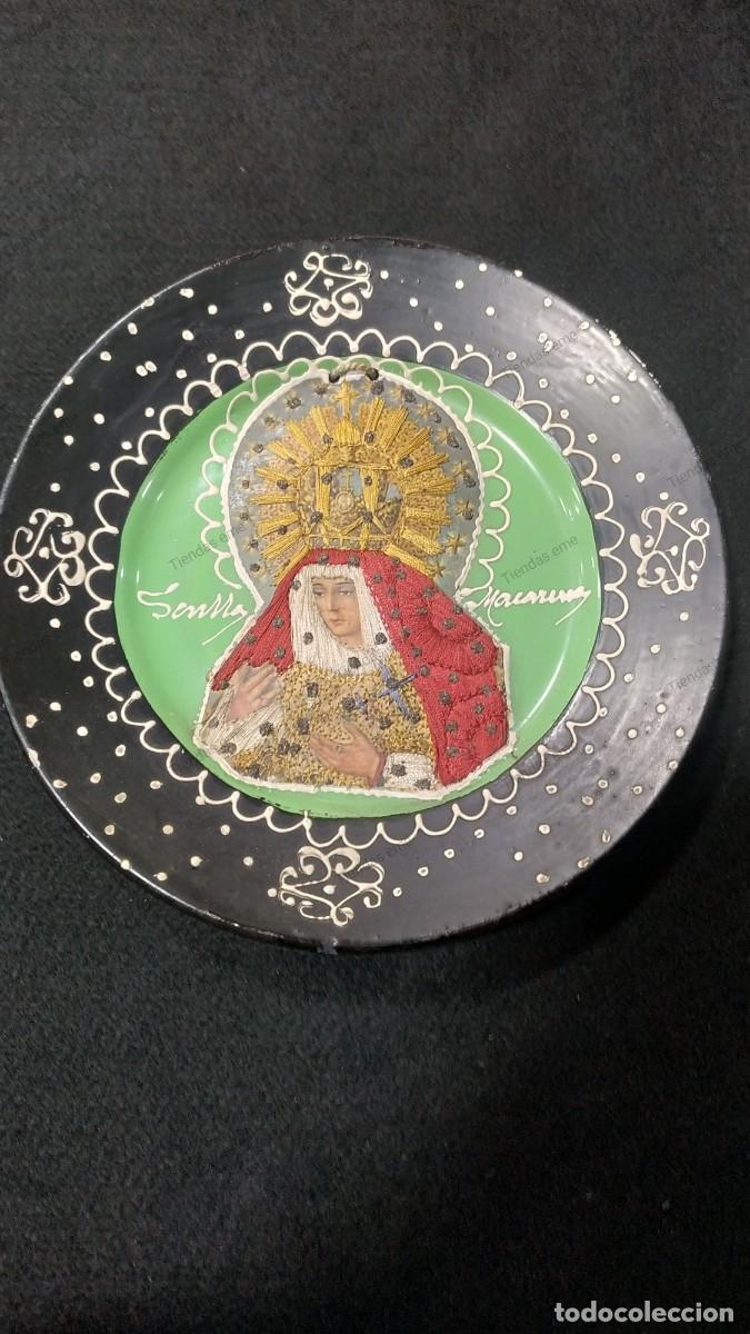 Antig&uuml;edades: PLATO VIRGEN DE LA MACARENA BORDADO - Foto 1