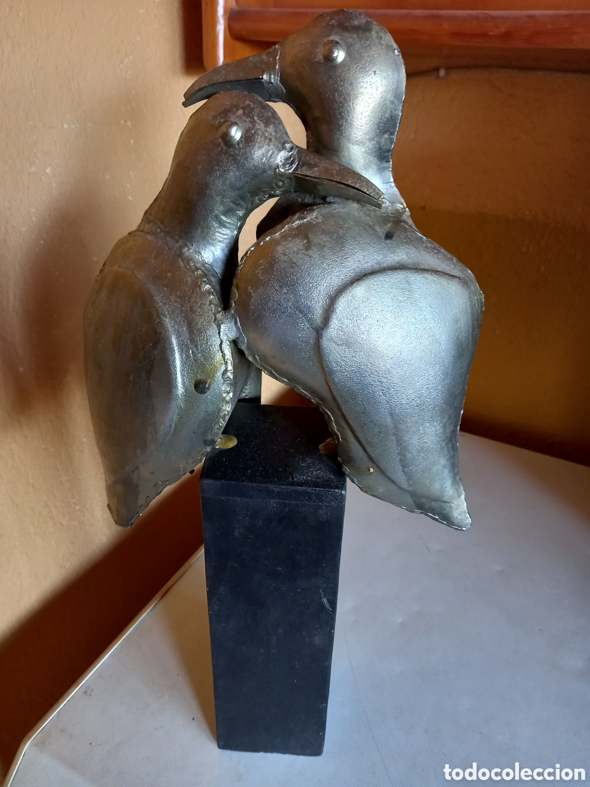 Antig&uuml;edades: PAREJA DE PALOMAS METAL Y MADERA - Foto 2
