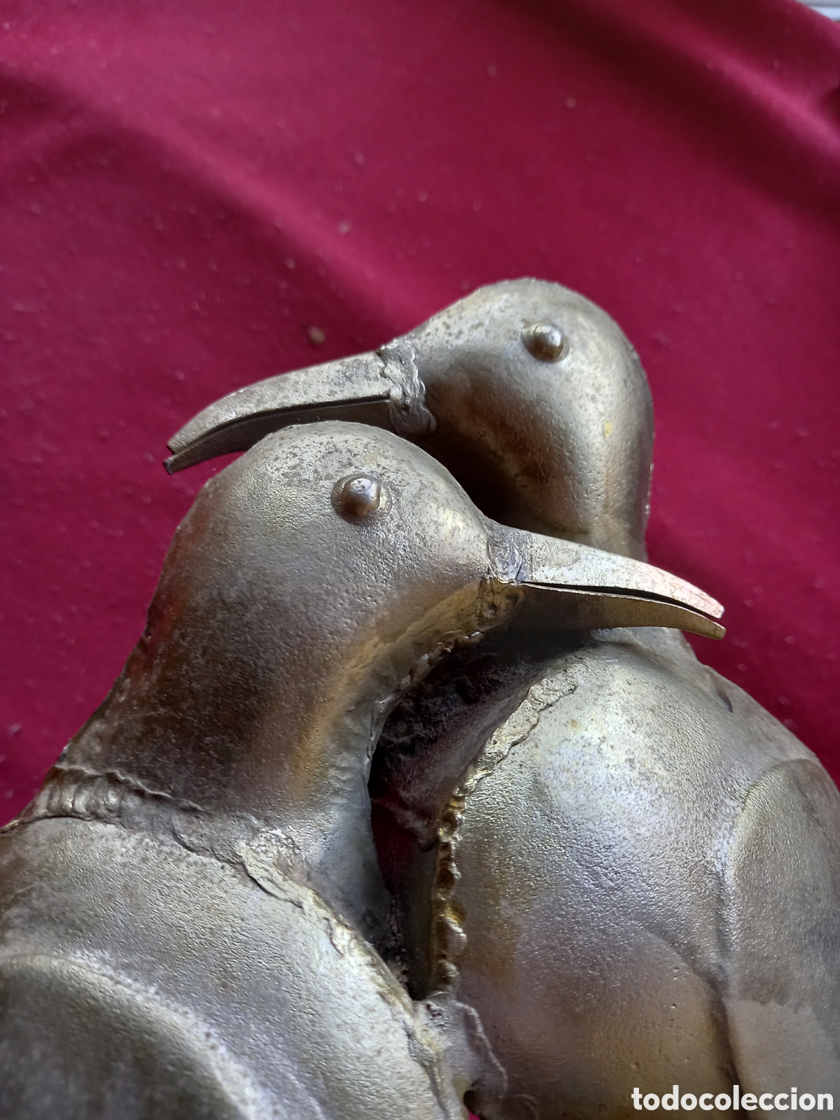 Antig&uuml;edades: PAREJA DE PALOMAS METAL Y MADERA - Foto 3
