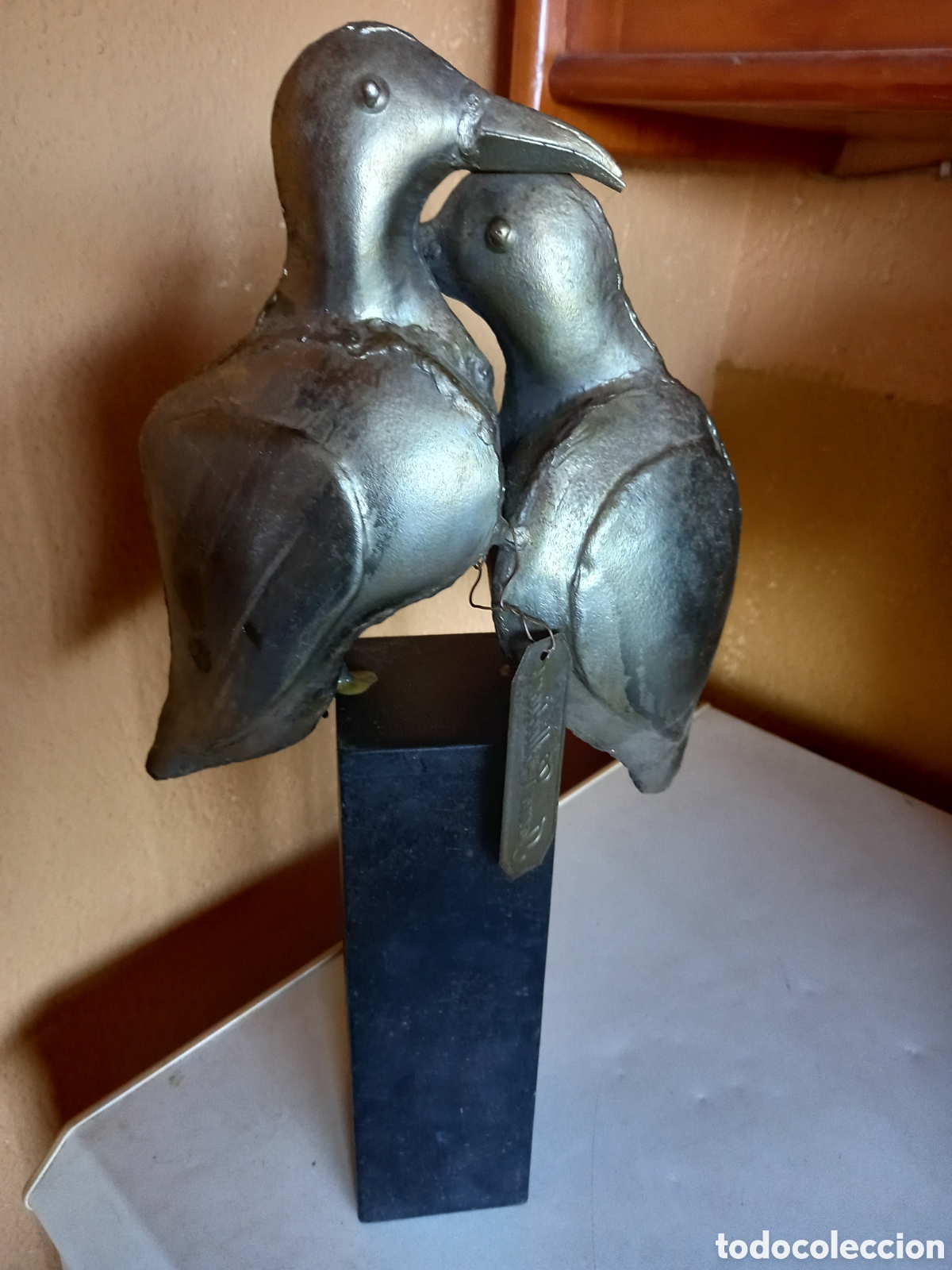 Antig&uuml;edades: PAREJA DE PALOMAS METAL Y MADERA - Foto 1