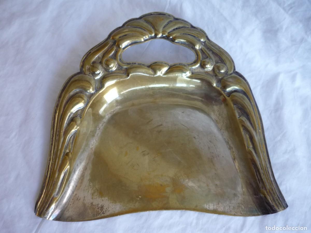 Antig&uuml;edades: Recogedor de mesa en lat&oacute;n, estilo modernista - Foto 2