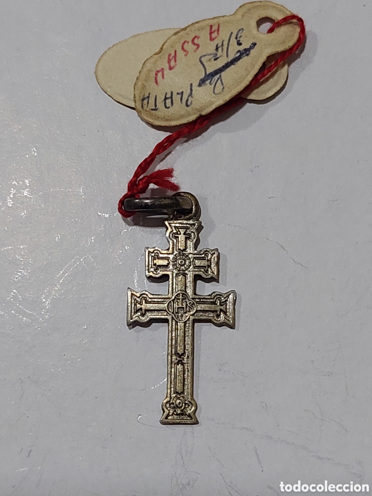 Antig&uuml;edades: Peque&ntilde;a cruz de Caravaca. En plata . - Foto 2