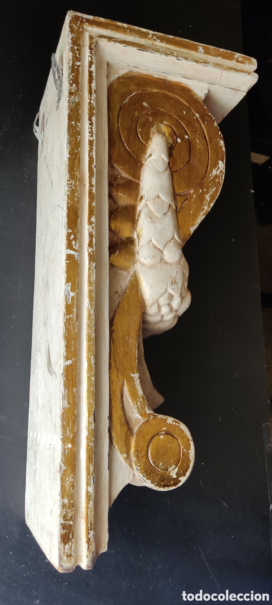 Antig&uuml;edades: Peana antigua madera repujada - Foto 2