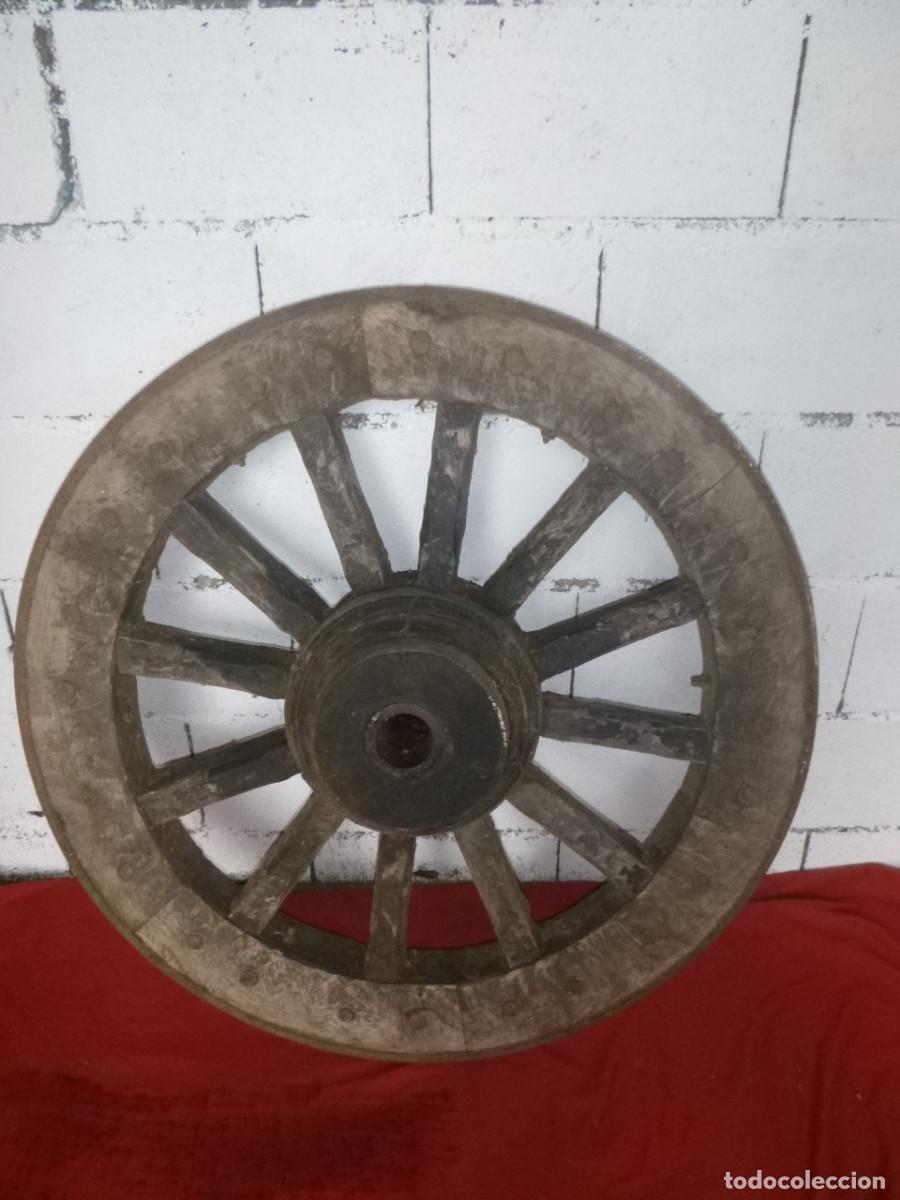 Antig&uuml;edades: ANTIGUA RUEDAD DE CARRO - Foto 1