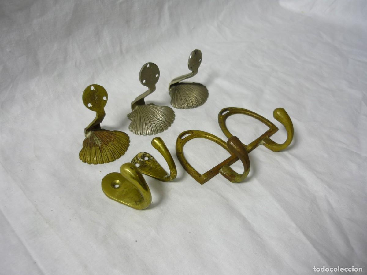Antig&uuml;edades: Conjunto de perchas de bronce, conchas, estribos,... - Foto 2