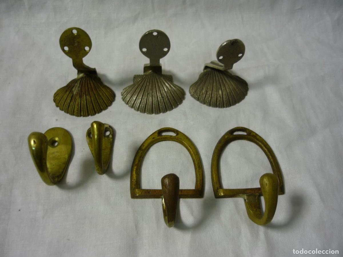 Antig&uuml;edades: Conjunto de perchas de bronce, conchas, estribos,... - Foto 3