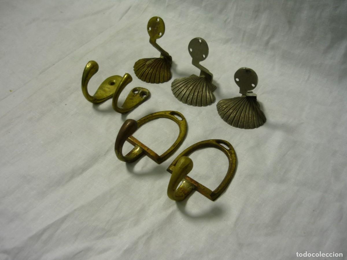 Antig&uuml;edades: Conjunto de perchas de bronce, conchas, estribos,... - Foto 4