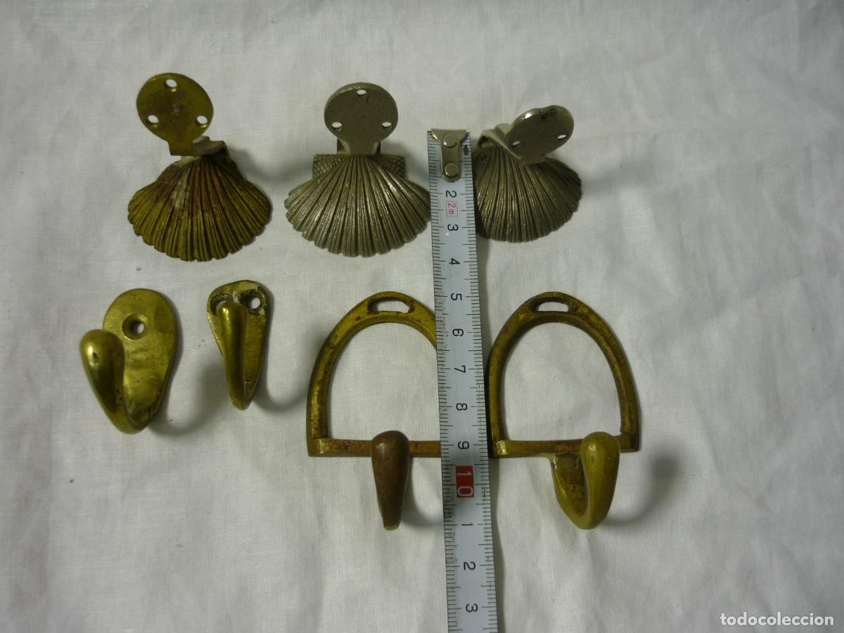 Antig&uuml;edades: Conjunto de perchas de bronce, conchas, estribos,... - Foto 5