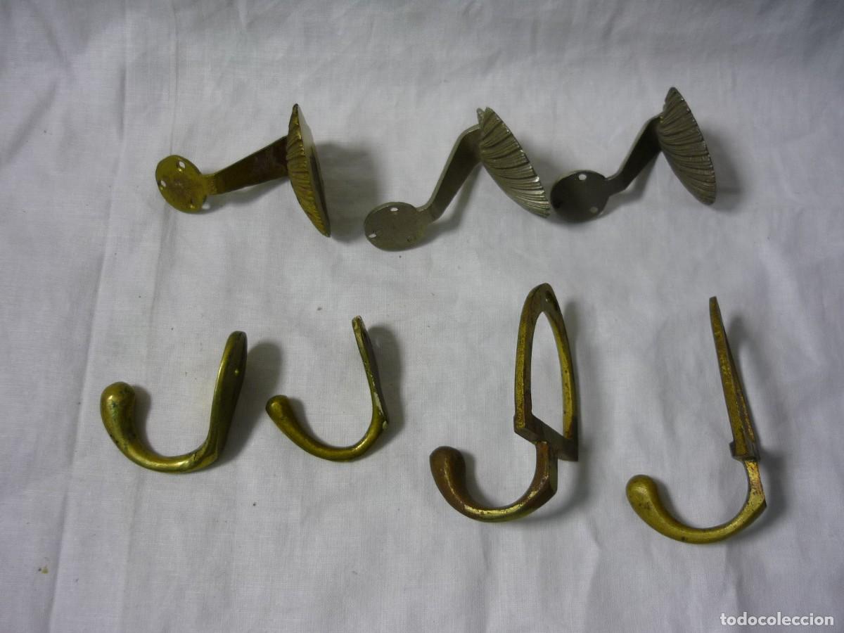 Antig&uuml;edades: Conjunto de perchas de bronce, conchas, estribos,... - Foto 6