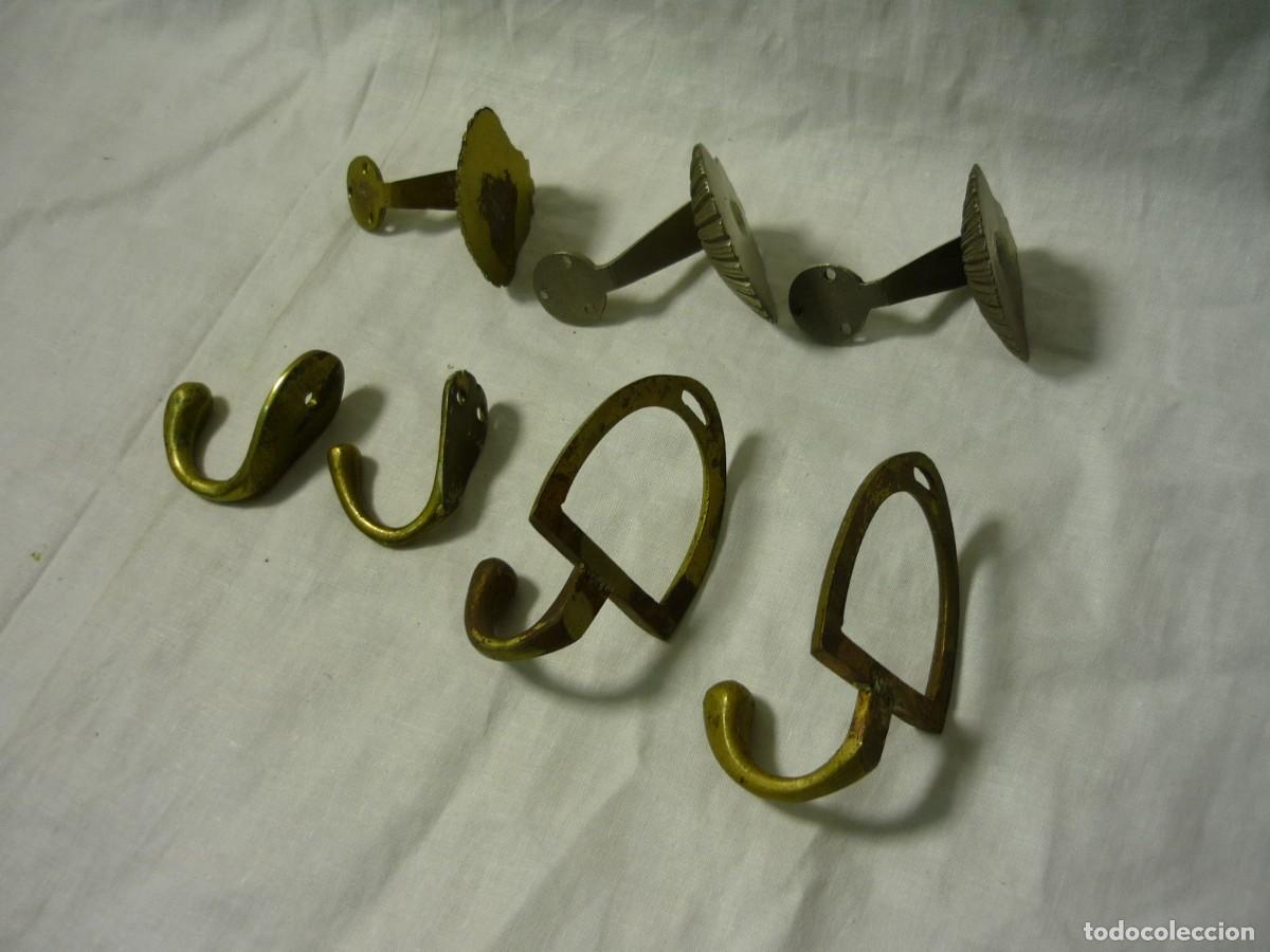 Antig&uuml;edades: Conjunto de perchas de bronce, conchas, estribos,... - Foto 7