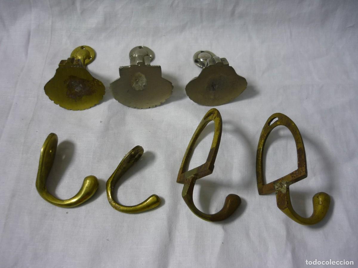 Antig&uuml;edades: Conjunto de perchas de bronce, conchas, estribos,... - Foto 8