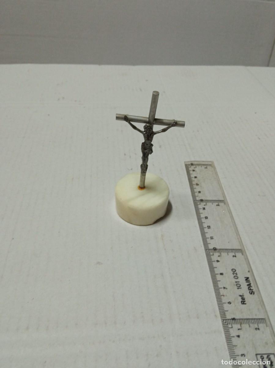 Antig&uuml;edades: Crucifijo de metal en base de Marmol - Foto 1